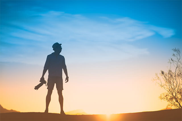 silhouette-Of-Man-With-Camera-And-Big-Lens-At-Sunset-2